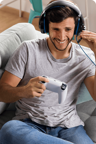 Foto de um Homem jogando video game