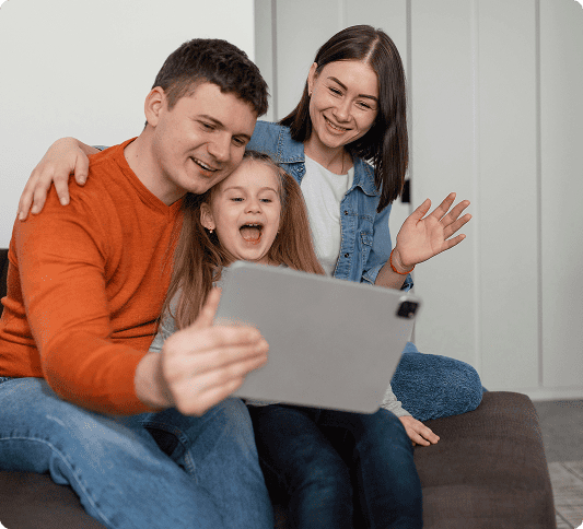 Foto de uma familia mexendo em um tablet